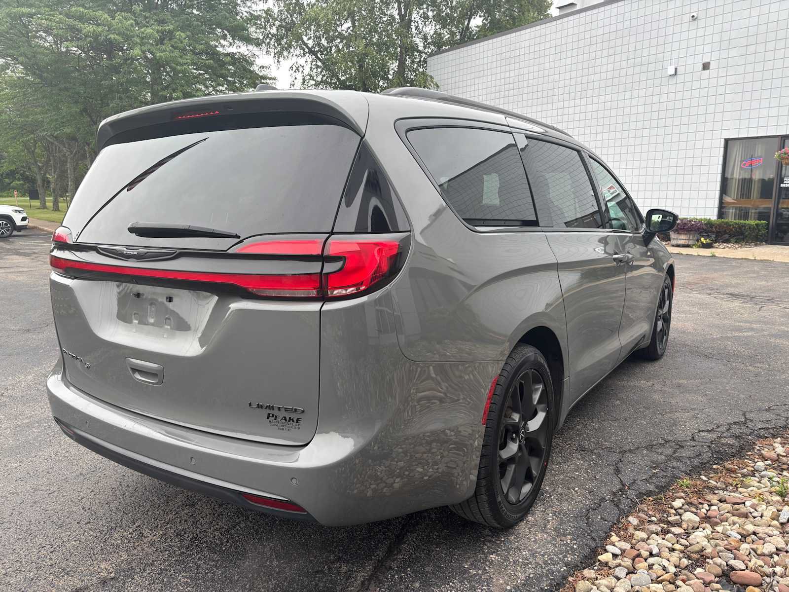 Used 2025 Chrysler Pacifica Limited FWD image 9