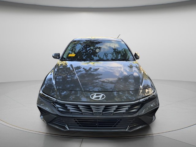 Used 2025 Hyundai Elantra SE FWD image 3