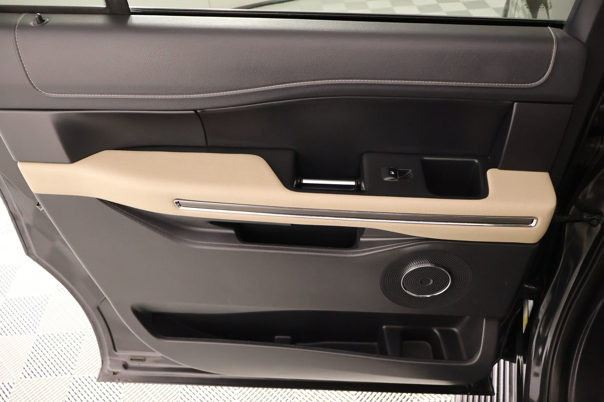 Used 2024 Ford Expedition Max XLT image 19