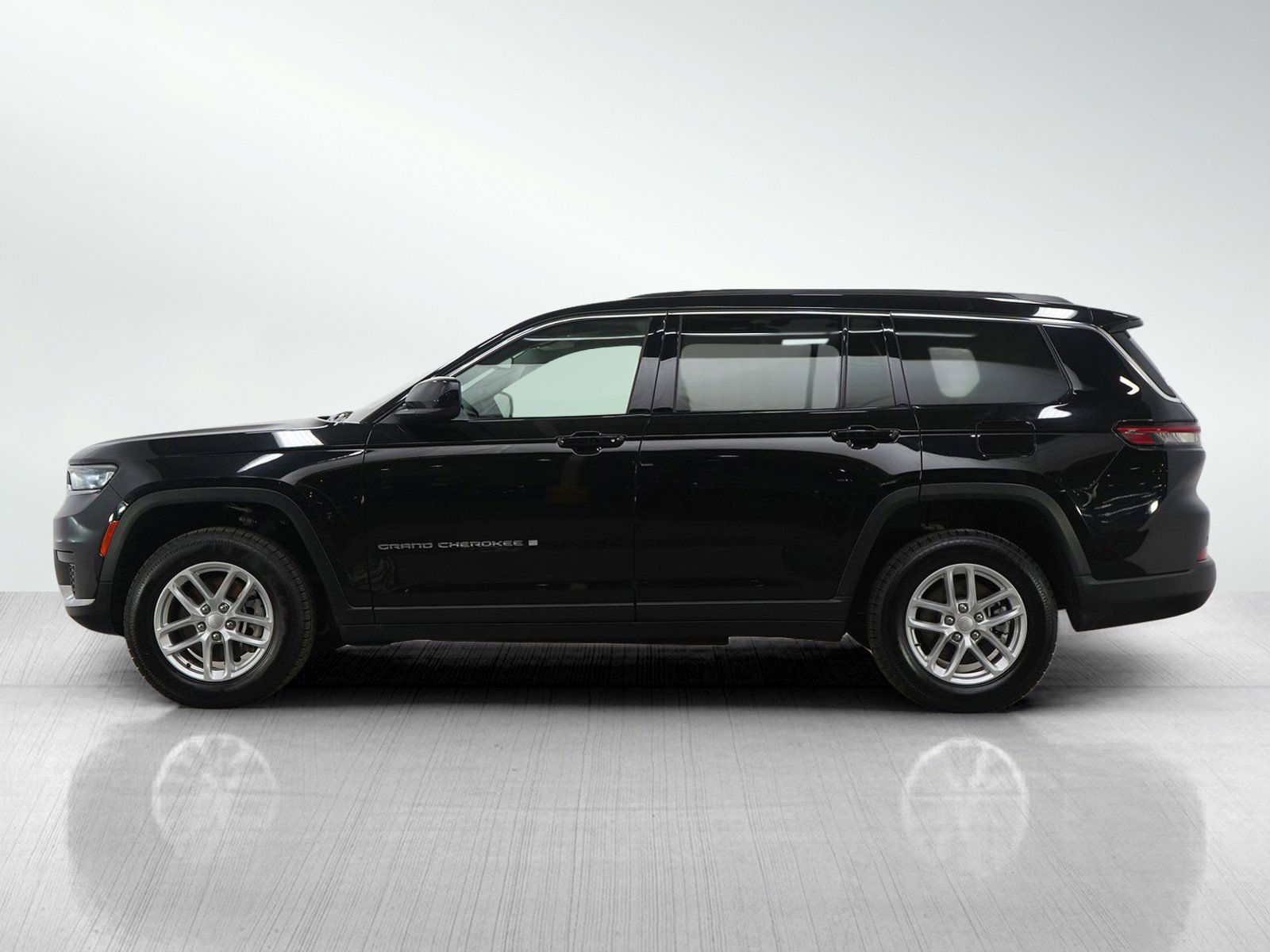 Used 2023 Jeep Grand Cherokee L Laredo image 2