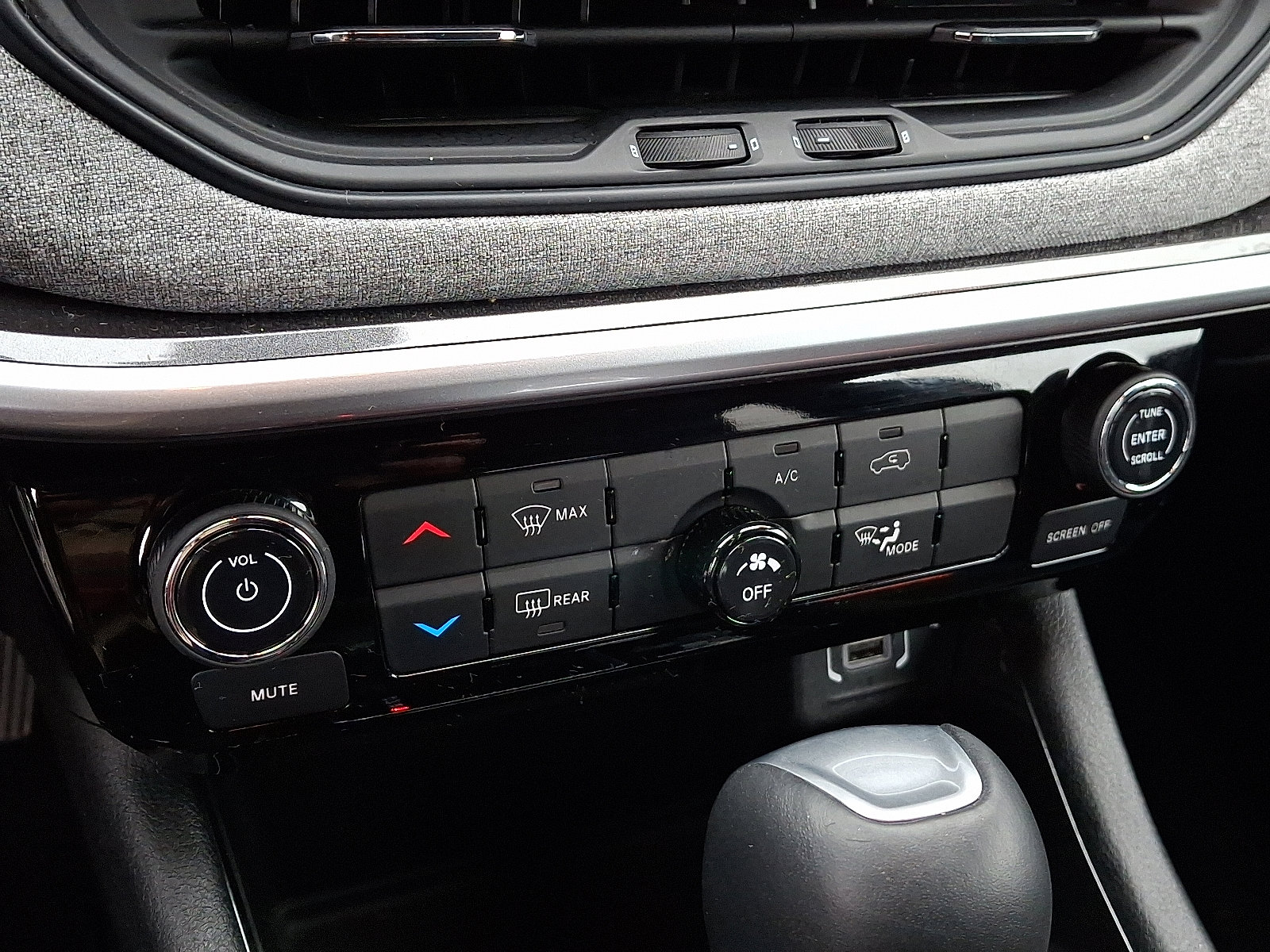 Used 2024 Jeep Compass Latitude image 17