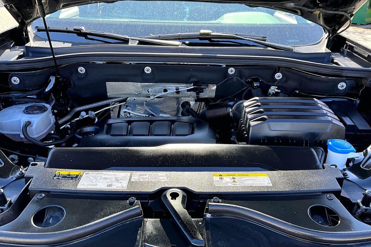 Used 2025 Volkswagen Atlas SE image 36