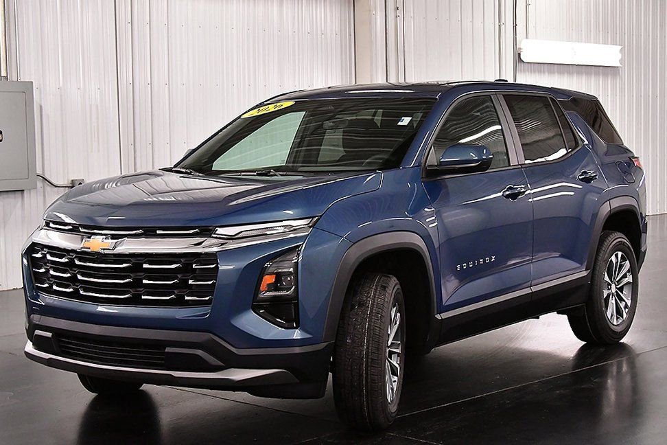 New 2026 Chevrolet Equinox LT image 3