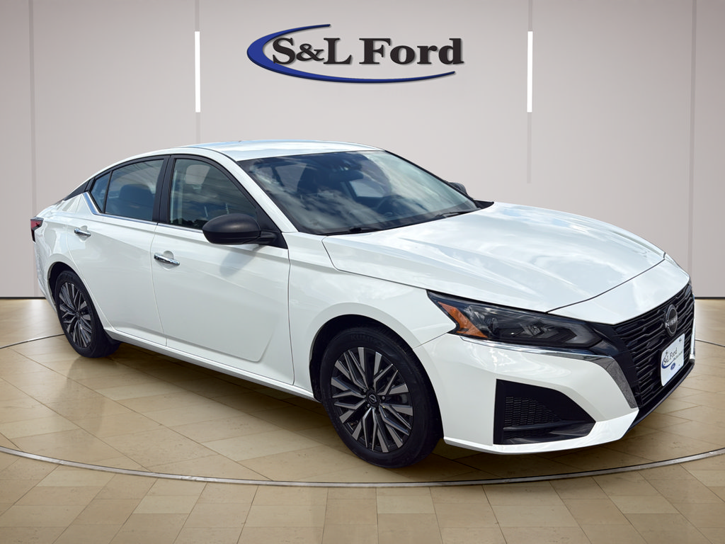 Used 2025 Nissan Altima 2.5 SV FWD image 11