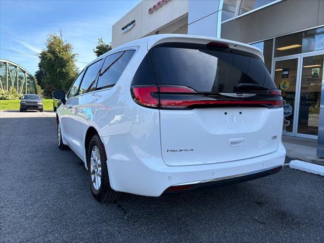 Certified 2025 Chrysler Pacifica Select FWD image 10