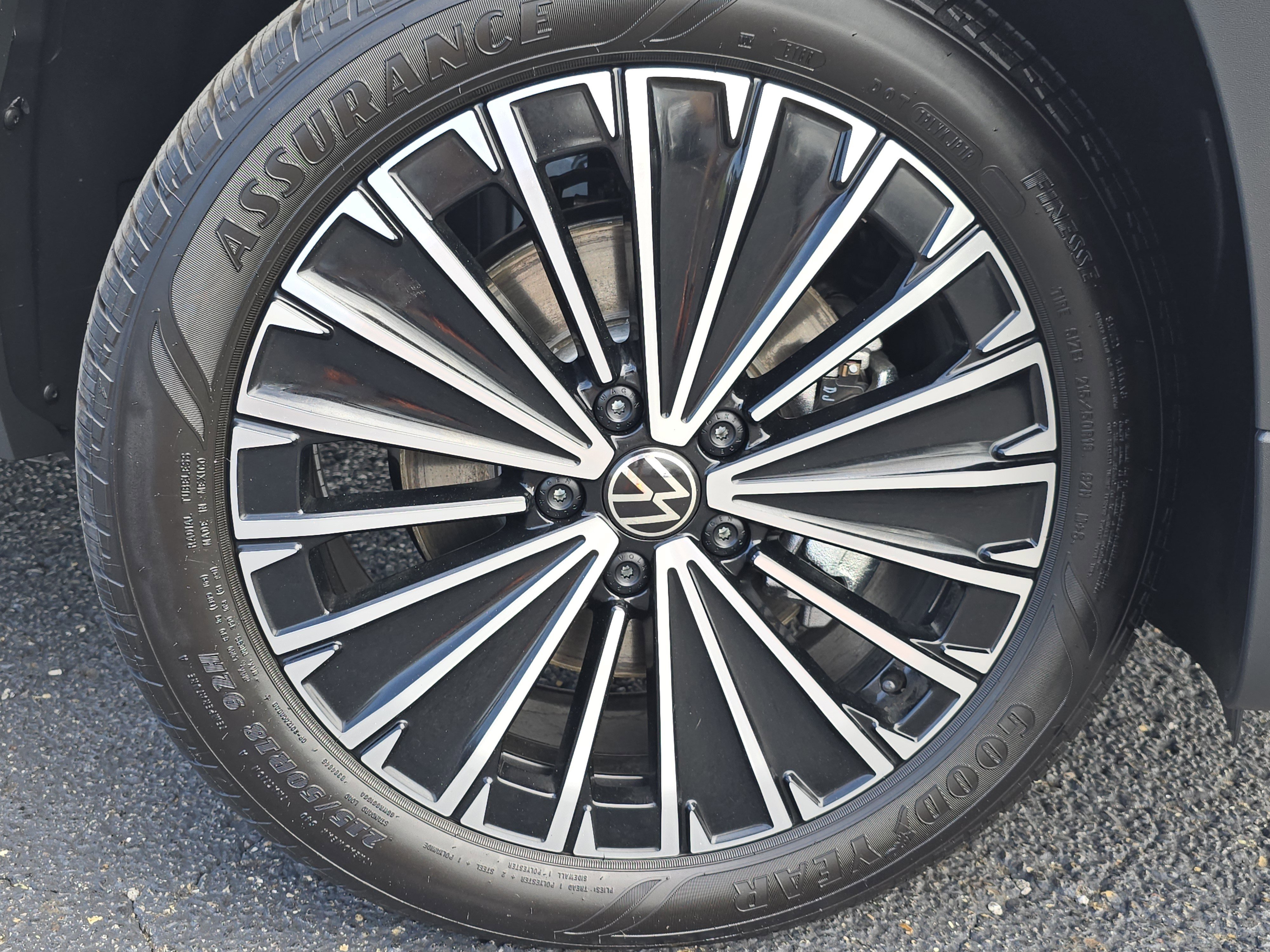 New 2025 Volkswagen Taos SE image 18