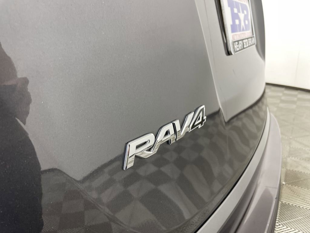 Used 2018 Toyota RAV4 LE w/ Carpet Mat Package image 29