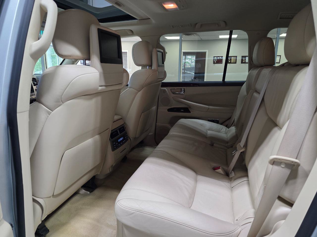 Used 2013 Lexus LX 570 4WD w/ Luxury Pkg w/Pre-crash image 19