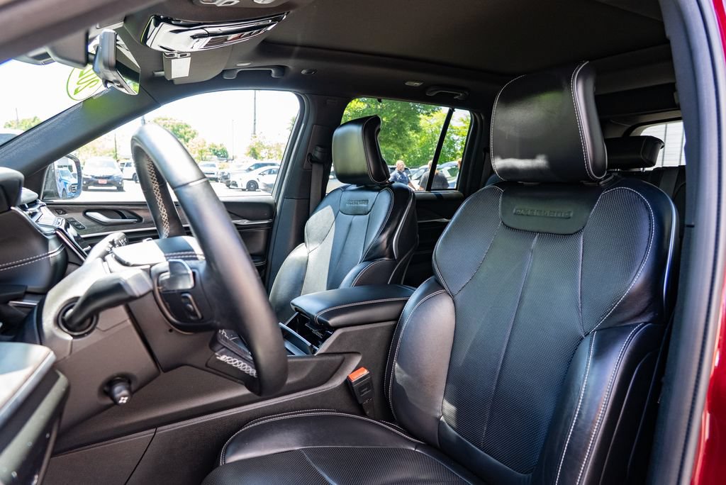 Used 2023 Jeep Grand Cherokee Overland w/ Advanced Protech Group III AWD/4WD image 23