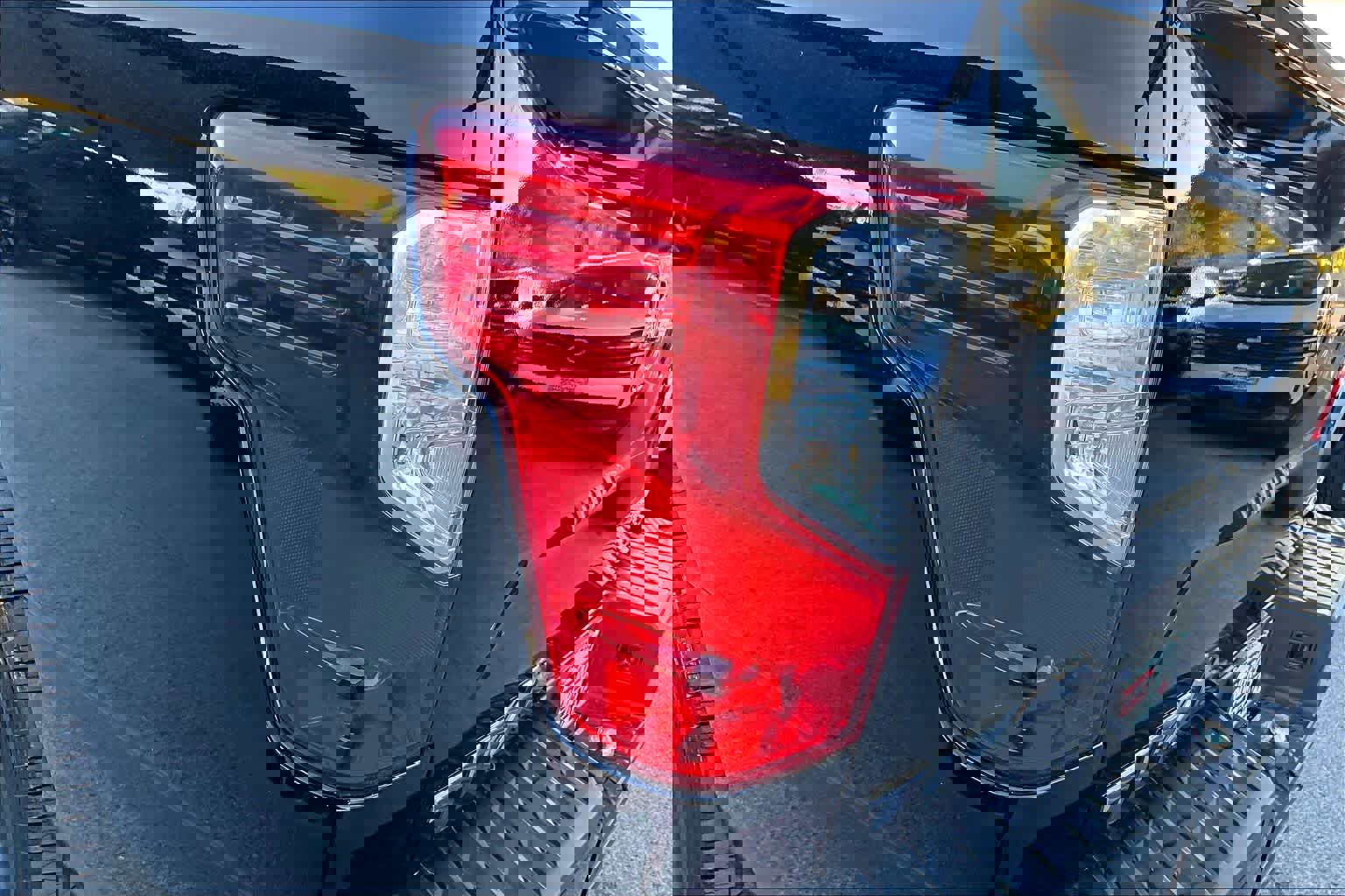 Used 2022 Nissan Titan SV image 27