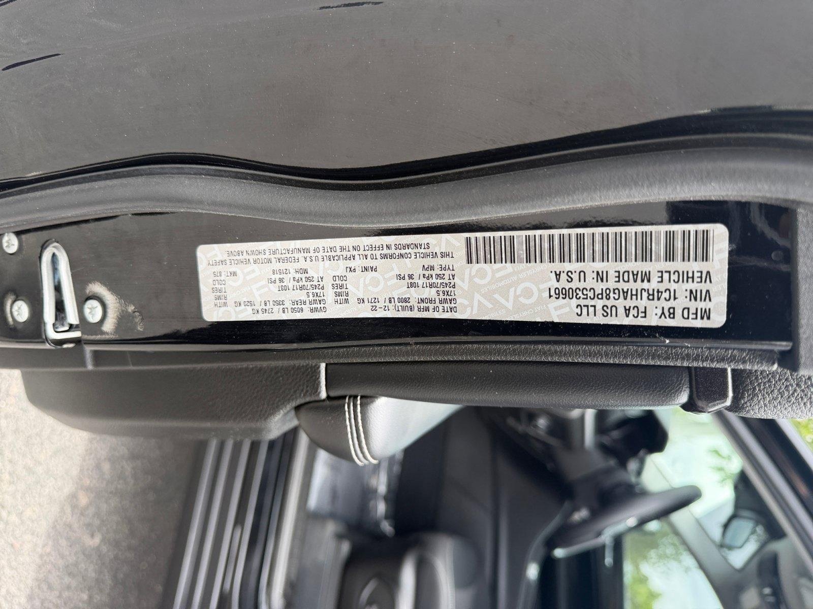 Used 2023 Jeep Grand Cherokee Laredo AWD/4WD image 25