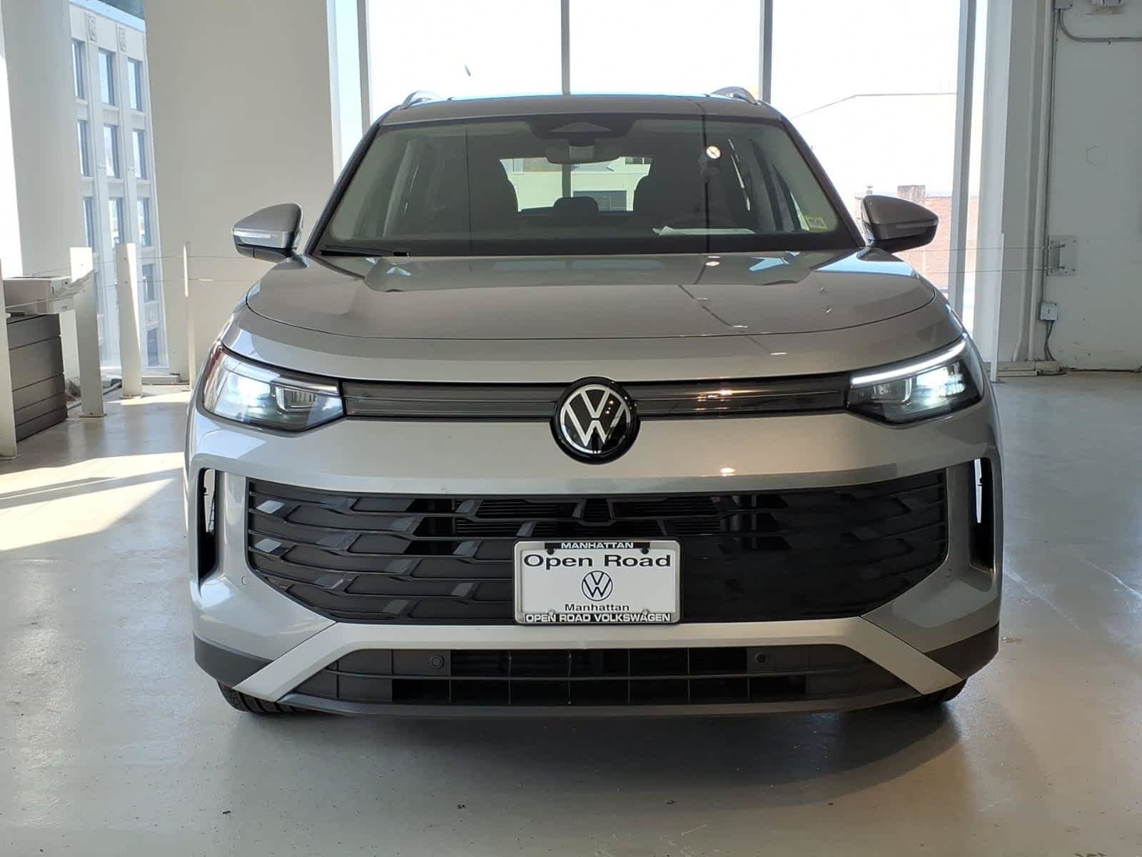 Used 2026 Volkswagen Tiguan SE w/ Panoramic Sunroof Package AWD/4WD image 2