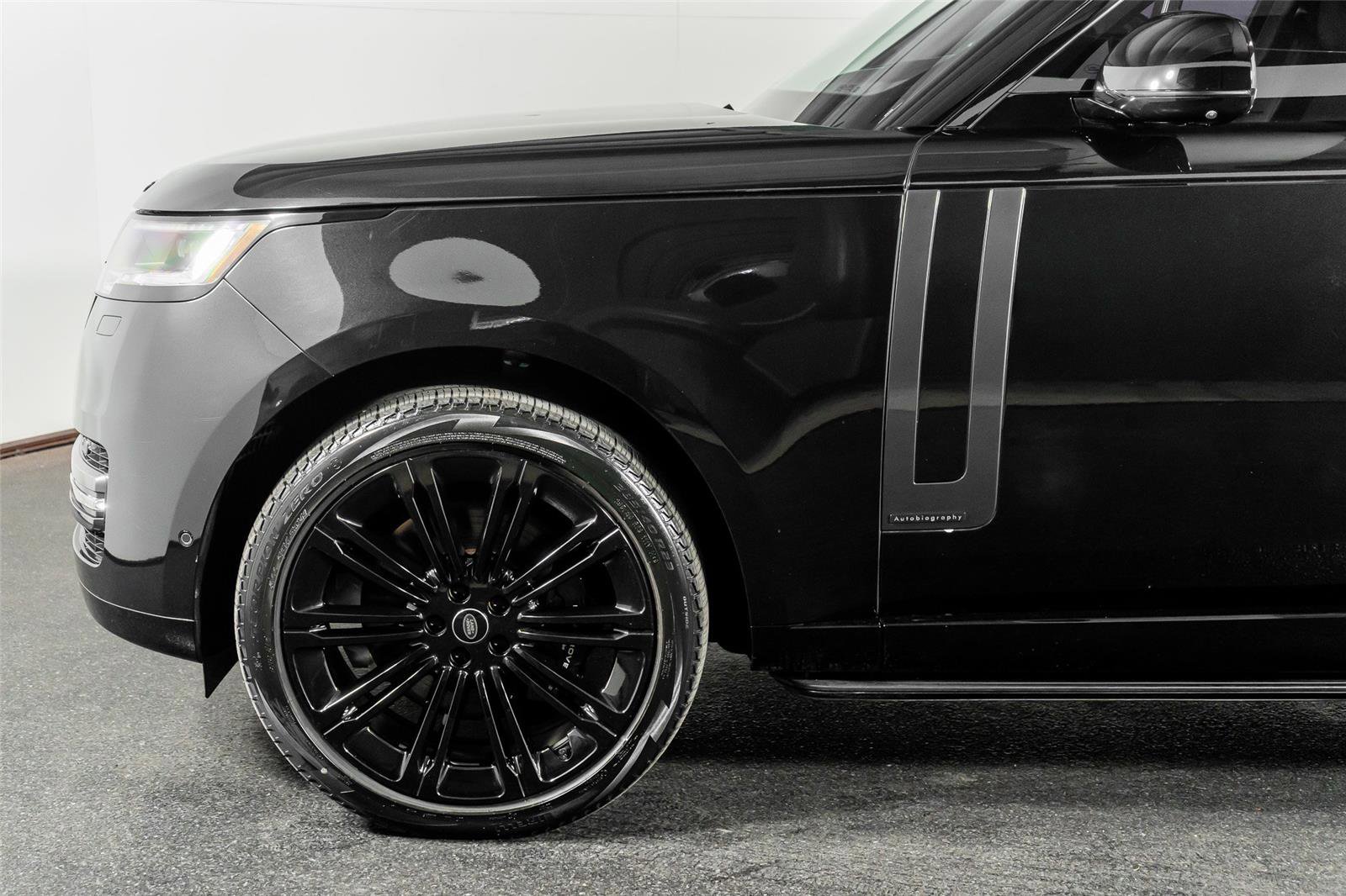 Used 2024 Land Rover Range Rover Long Wheelbase Autobiography image 16