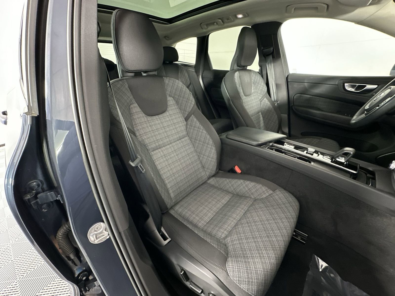 Used 2022 Volvo XC60 B5 Momentum AWD/4WD image 27