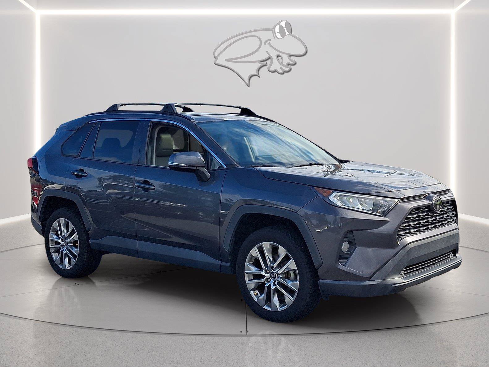 Used 2020 Toyota RAV4 XLE Premium FWD image 6