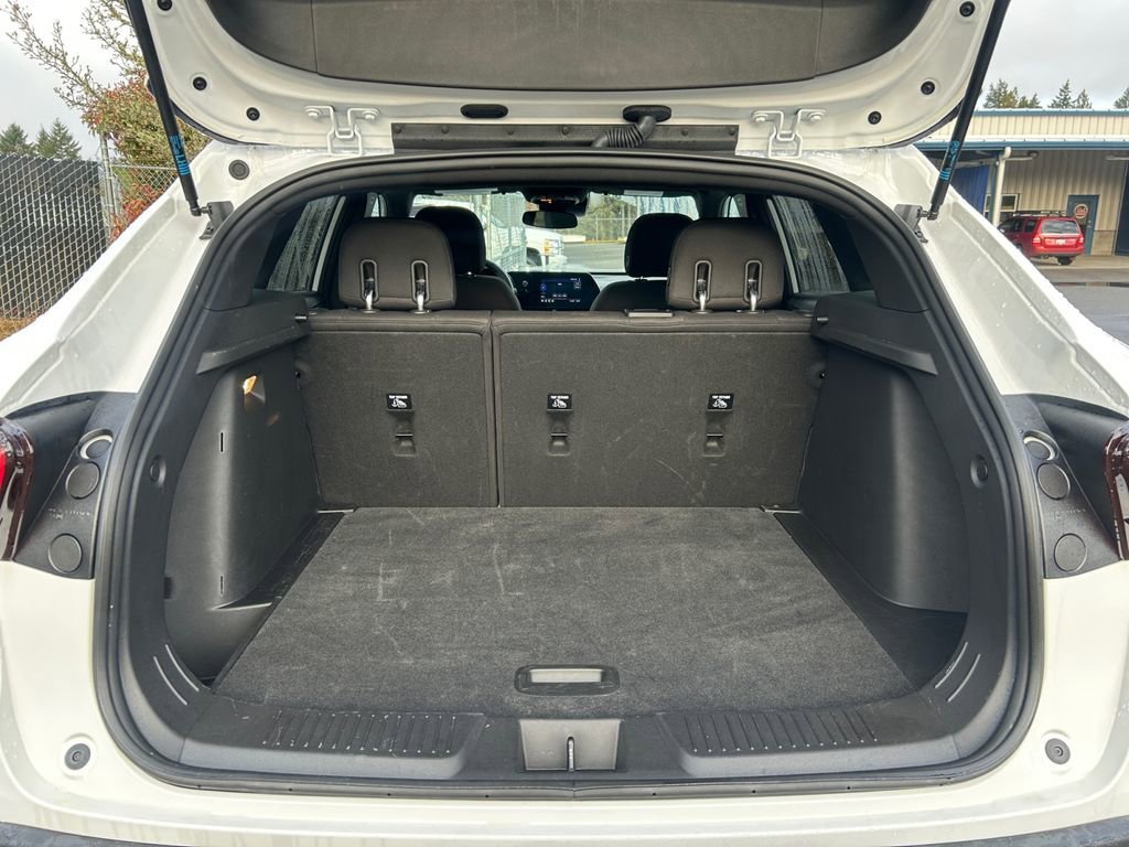 Used 2025 Chevrolet Trax RS w/ Sunroof Package FWD image 24