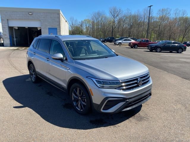 Used 2023 Volkswagen Tiguan SE image 3