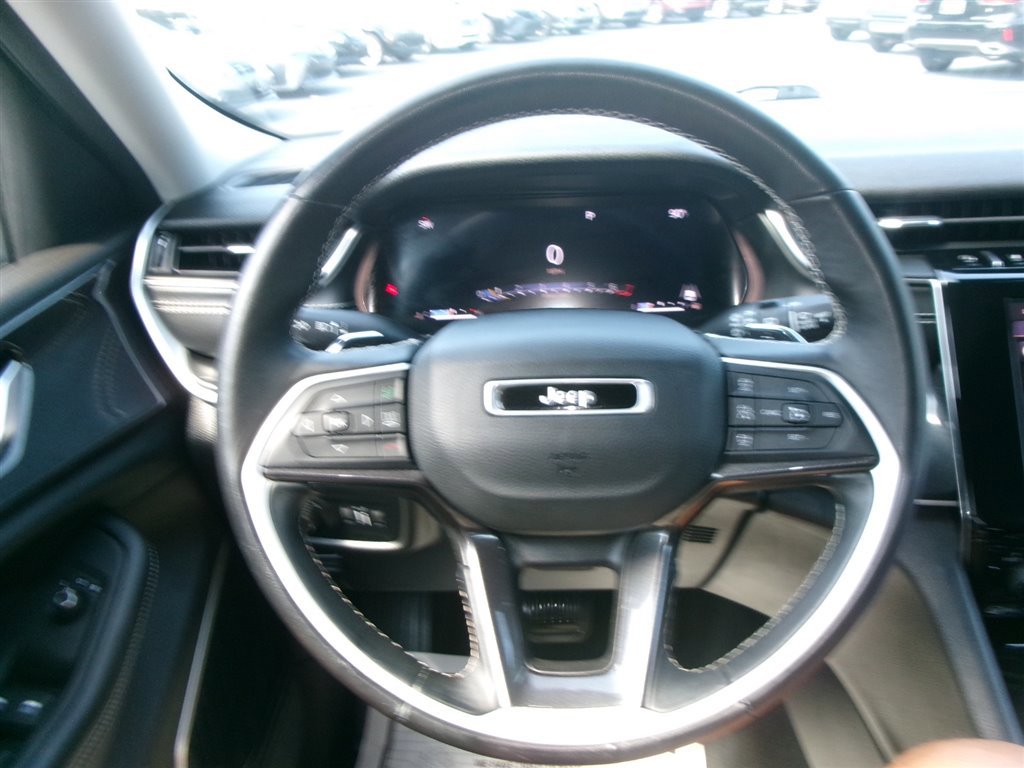 Used 2022 Jeep Grand Cherokee Laredo w/ Luxury Tech Group I image 16