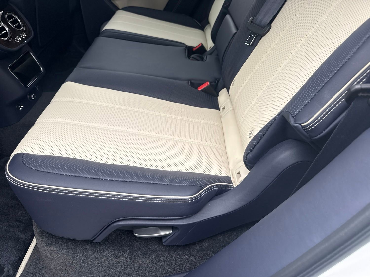Used 2025 Bentley Bentayga AWD/4WD image 20