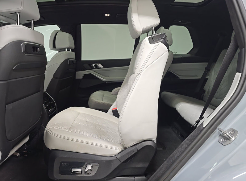 Used 2024 BMW X7 xDrive40i w/ M Sport Package AWD/4WD image 5