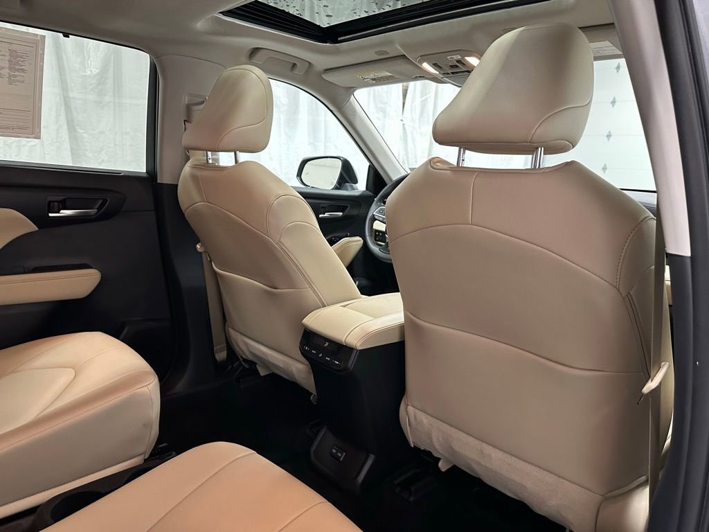 Used 2025 Toyota Highlander XLE image 61