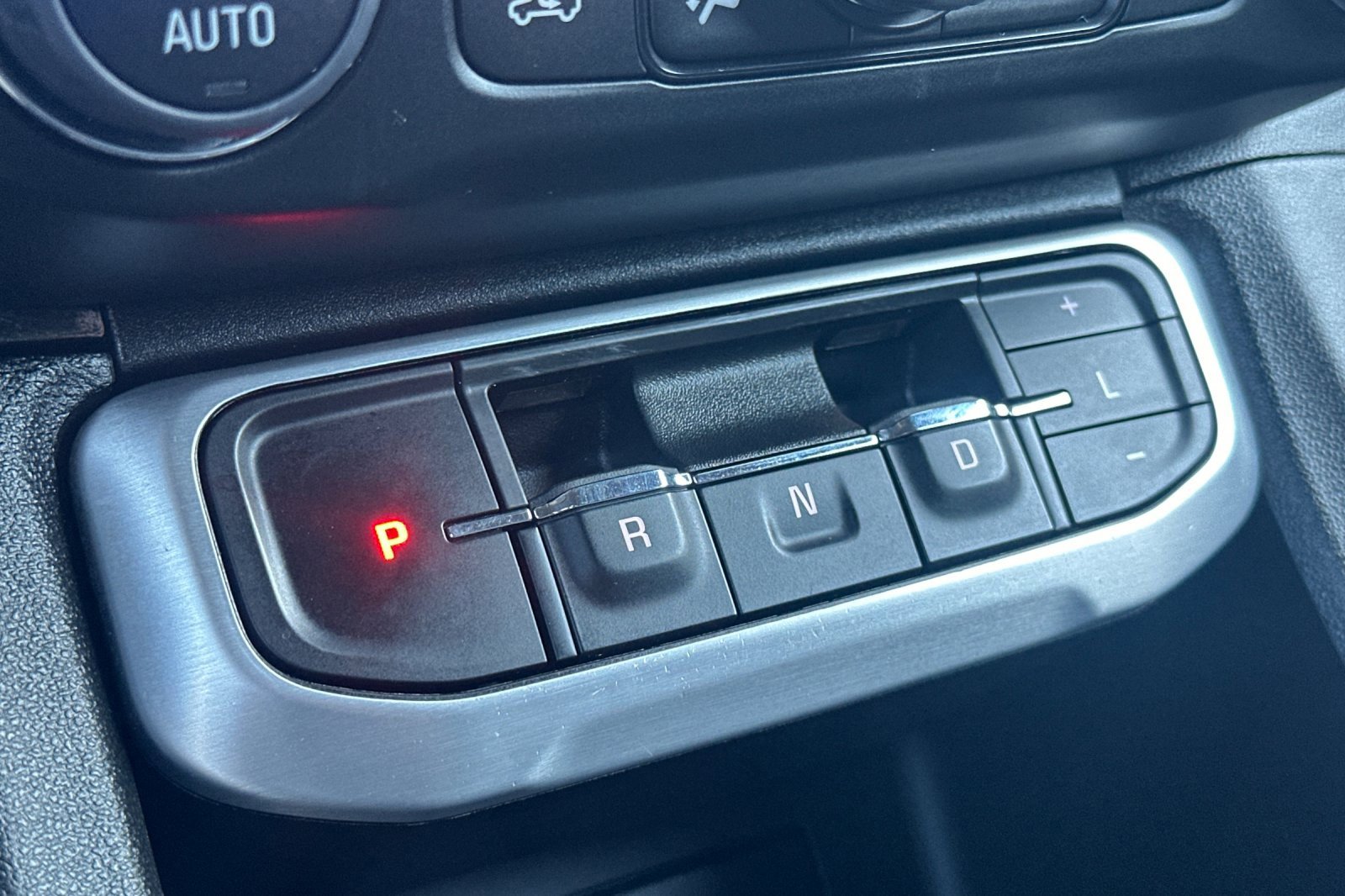 Used 2023 GMC Acadia SLE image 22