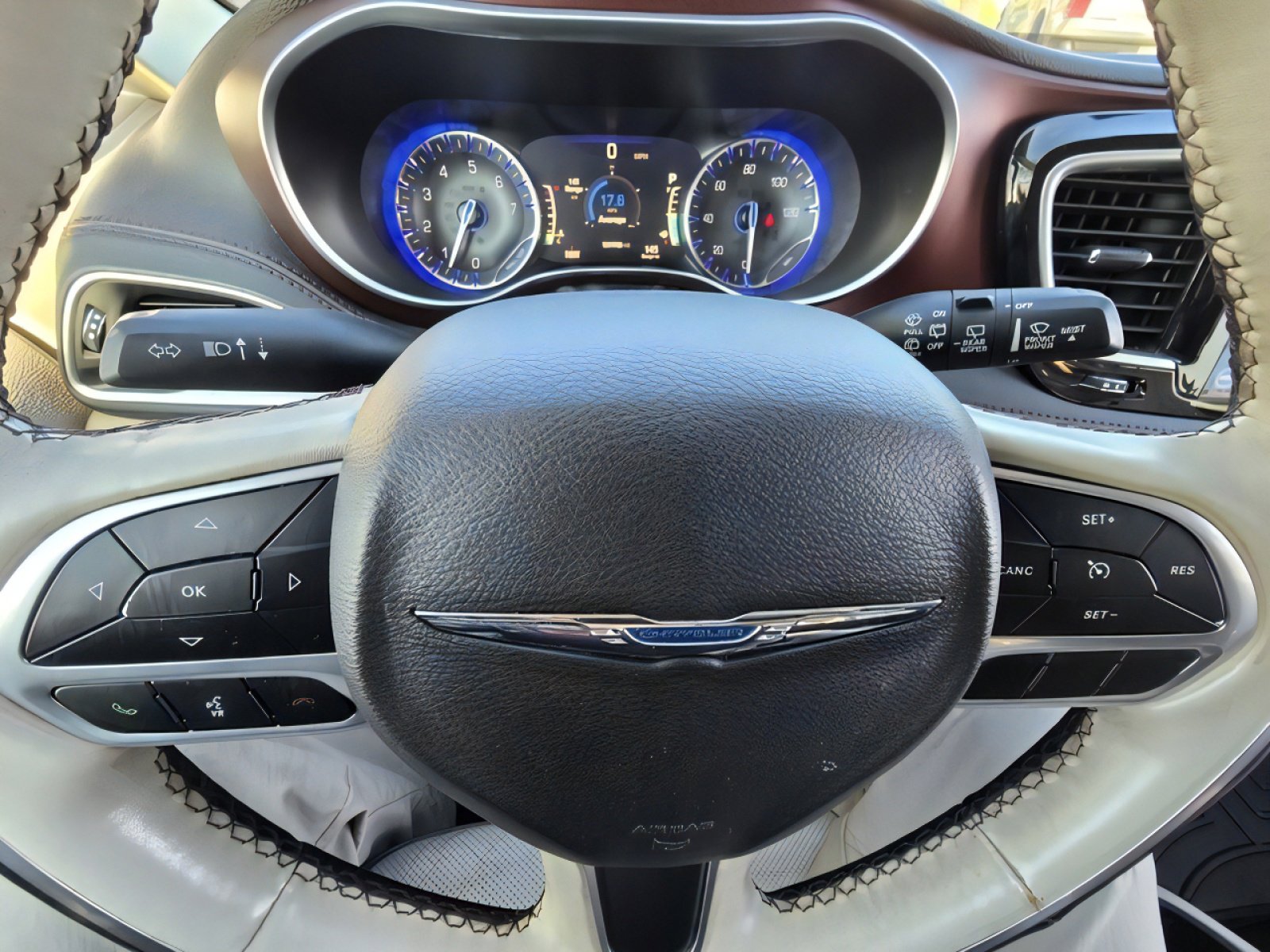 Used 2020 Chrysler Pacifica Limited image 9