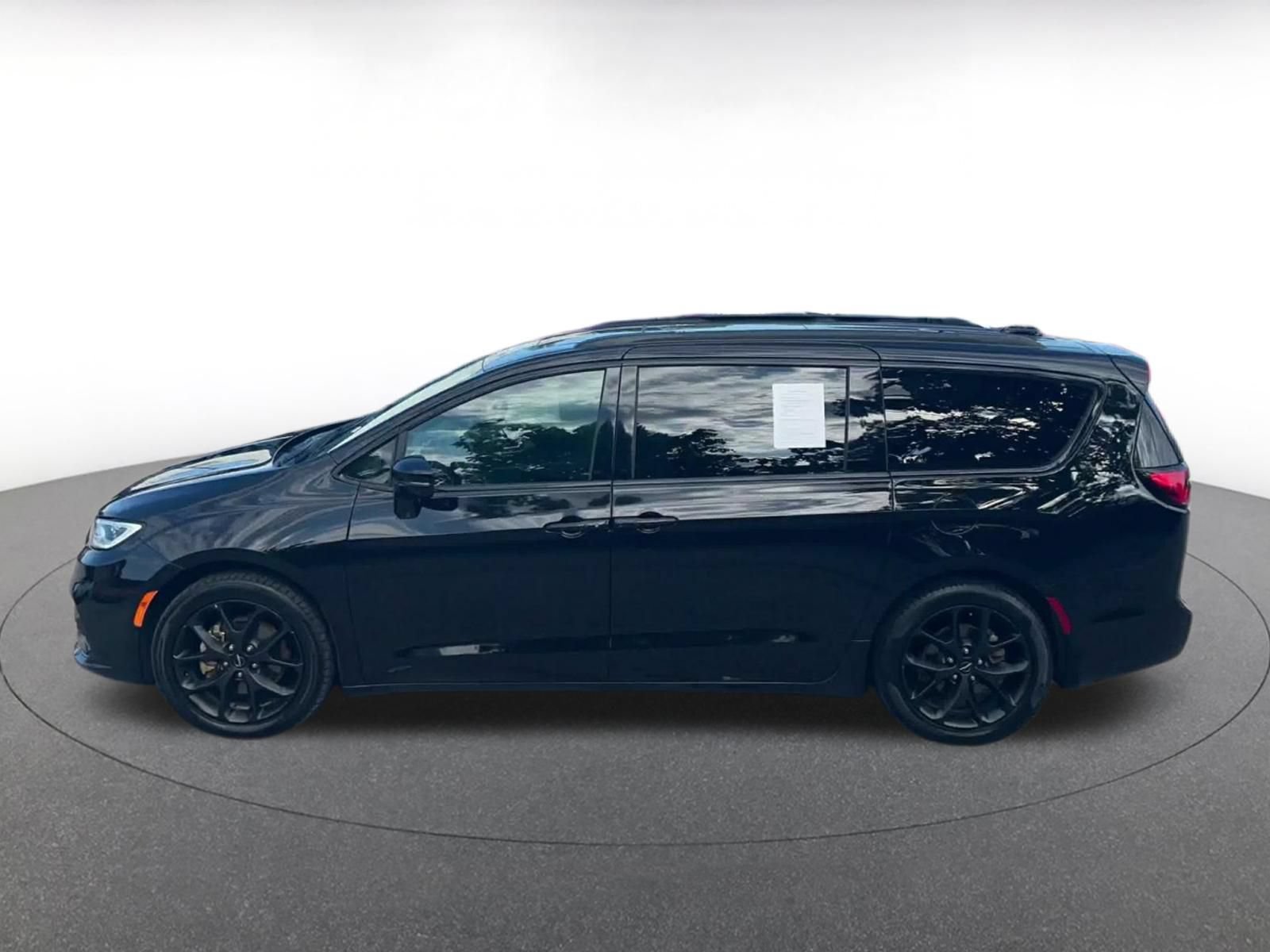 Used 2025 Chrysler Pacifica Limited FWD image 8