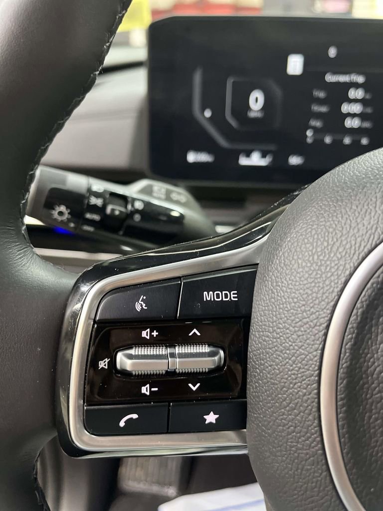 Used 2025 Kia Carnival SX Prestige image 24