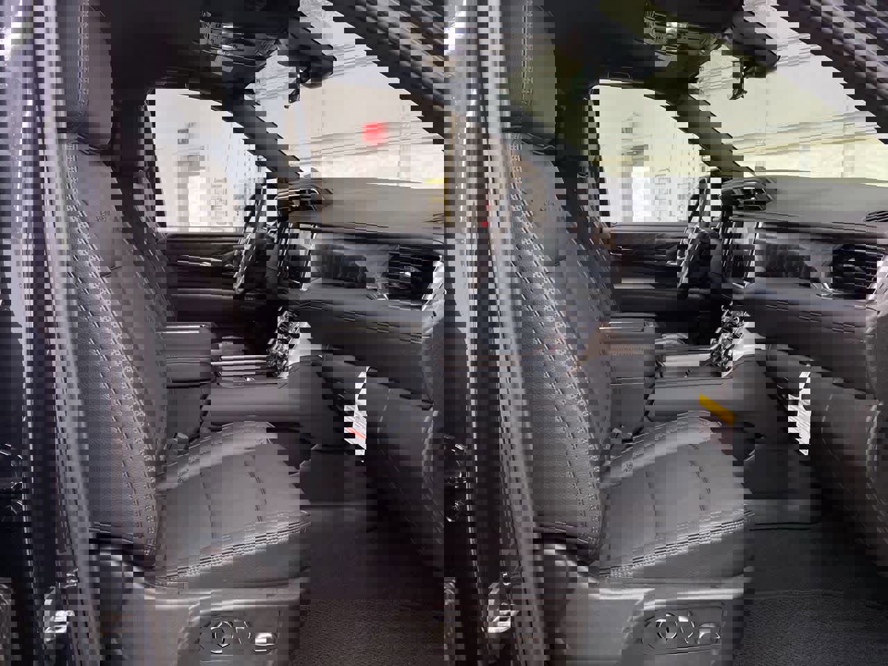 Used 2024 GMC Yukon Denali w/ Advanced Technology Package image 18