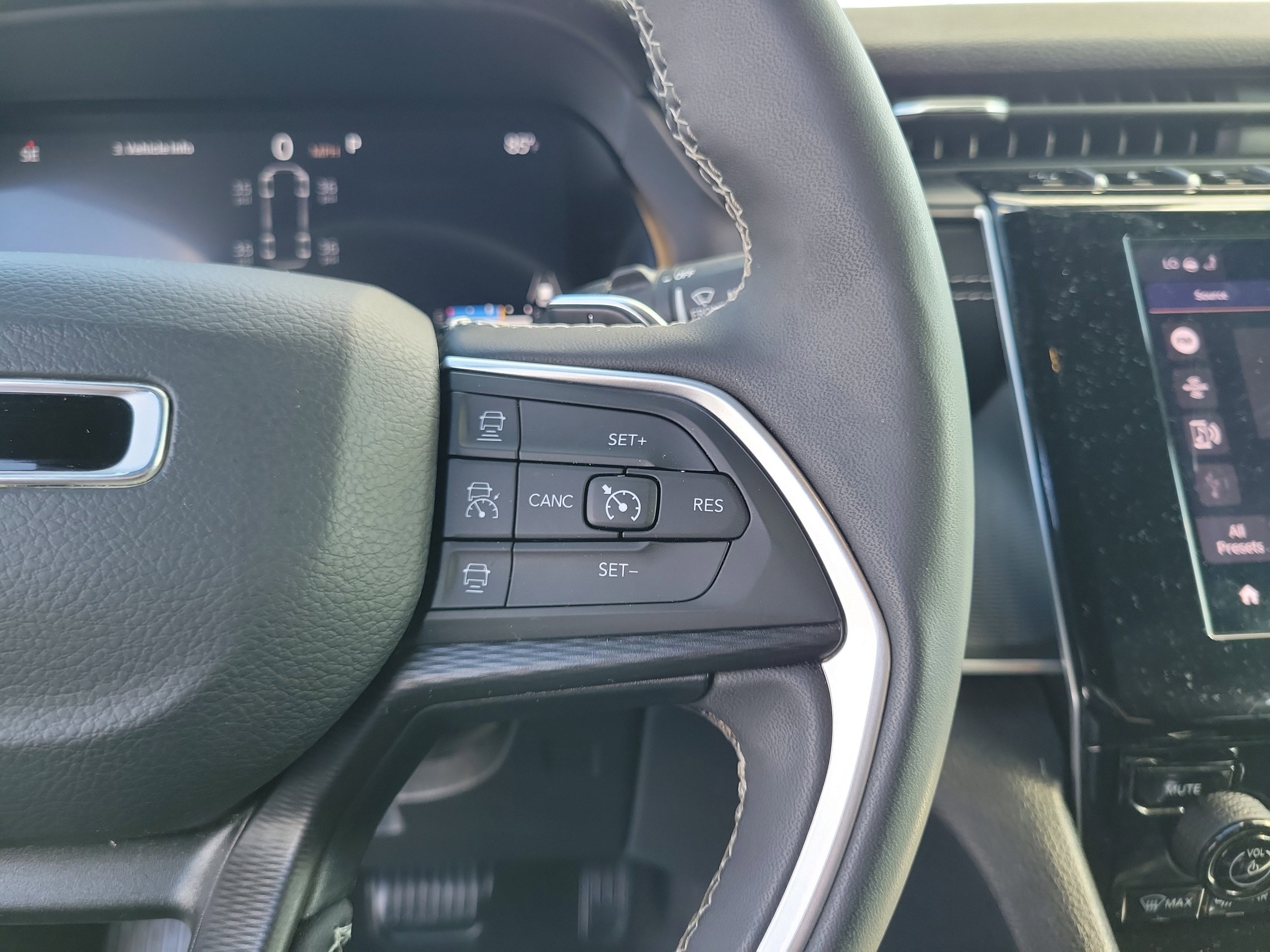 Used 2024 Jeep Grand Cherokee L Laredo image 23