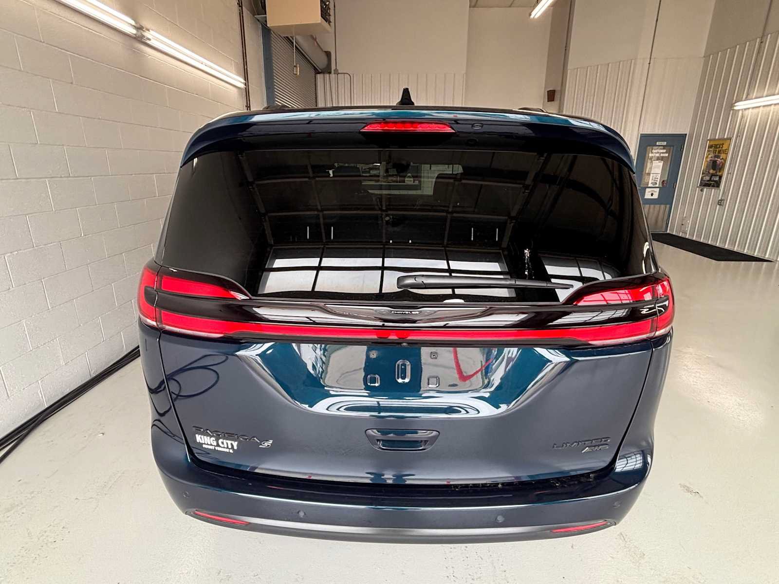 Certified 2025 Chrysler Pacifica Limited AWD/4WD image 7