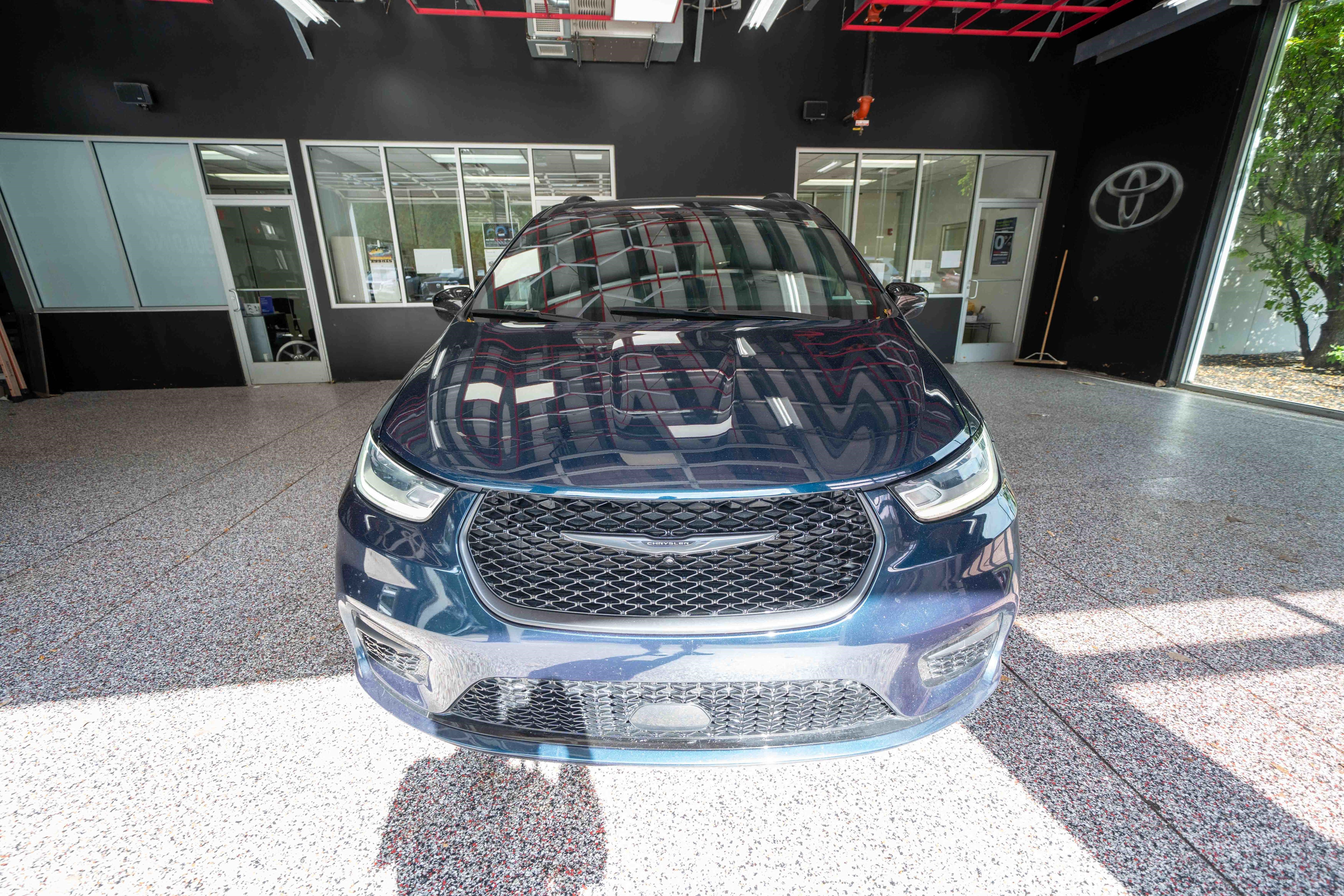 Used 2025 Chrysler Pacifica Limited FWD image 6