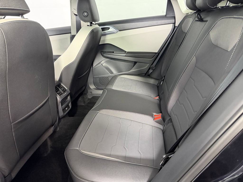 Used 2025 Volkswagen Taos SE w/ Panoramic Sunroof Package FWD image 26