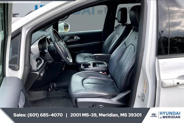 Used 2020 Chrysler Pacifica Touring-L w/ S Appearance Package image 17