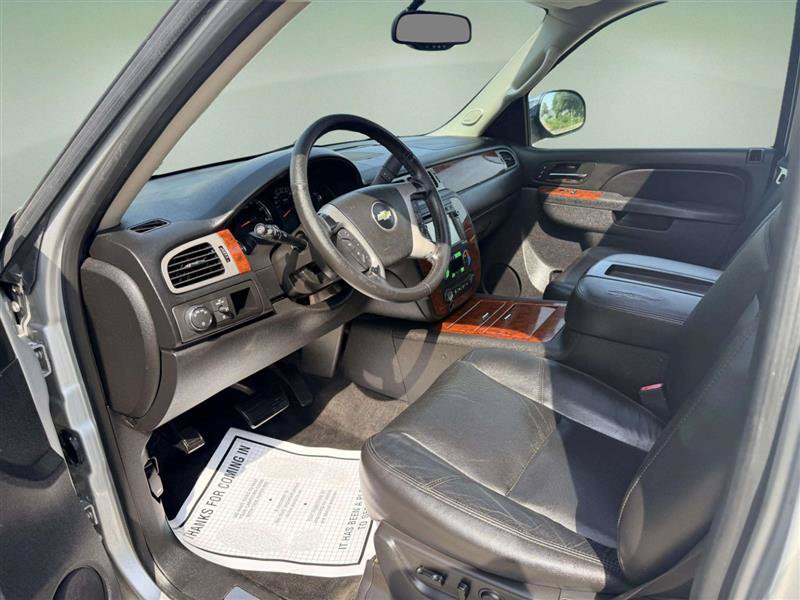 Used 2014 Chevrolet Suburban LTZ RWD image 21