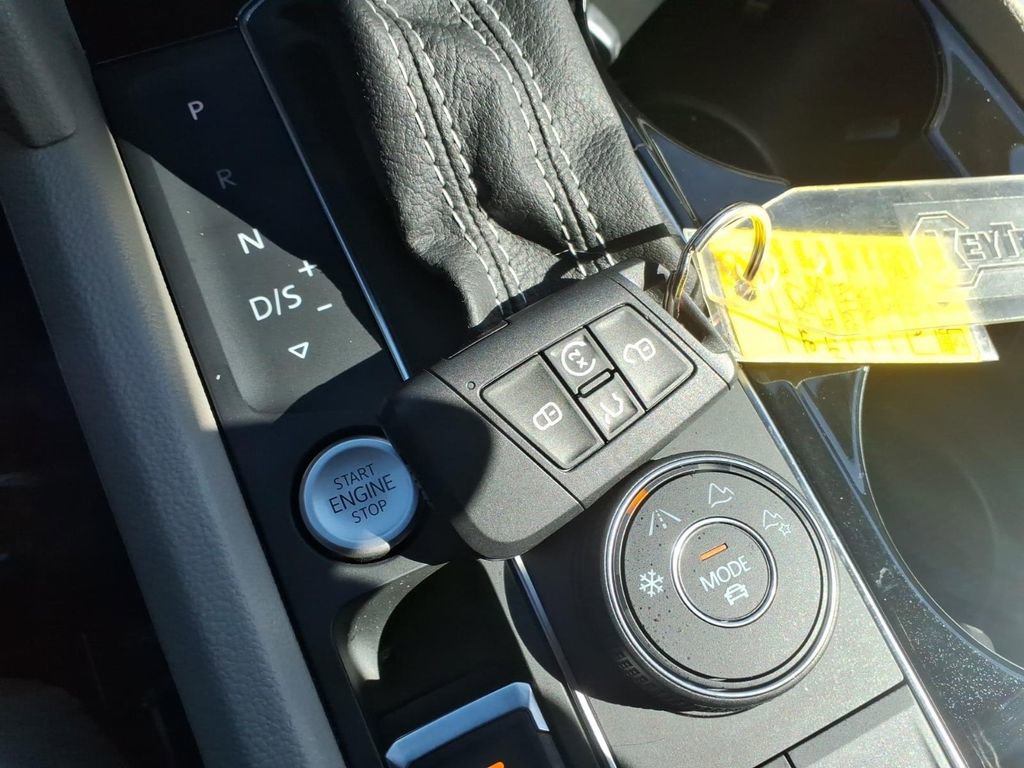 Used 2023 Volkswagen Atlas SE image 30
