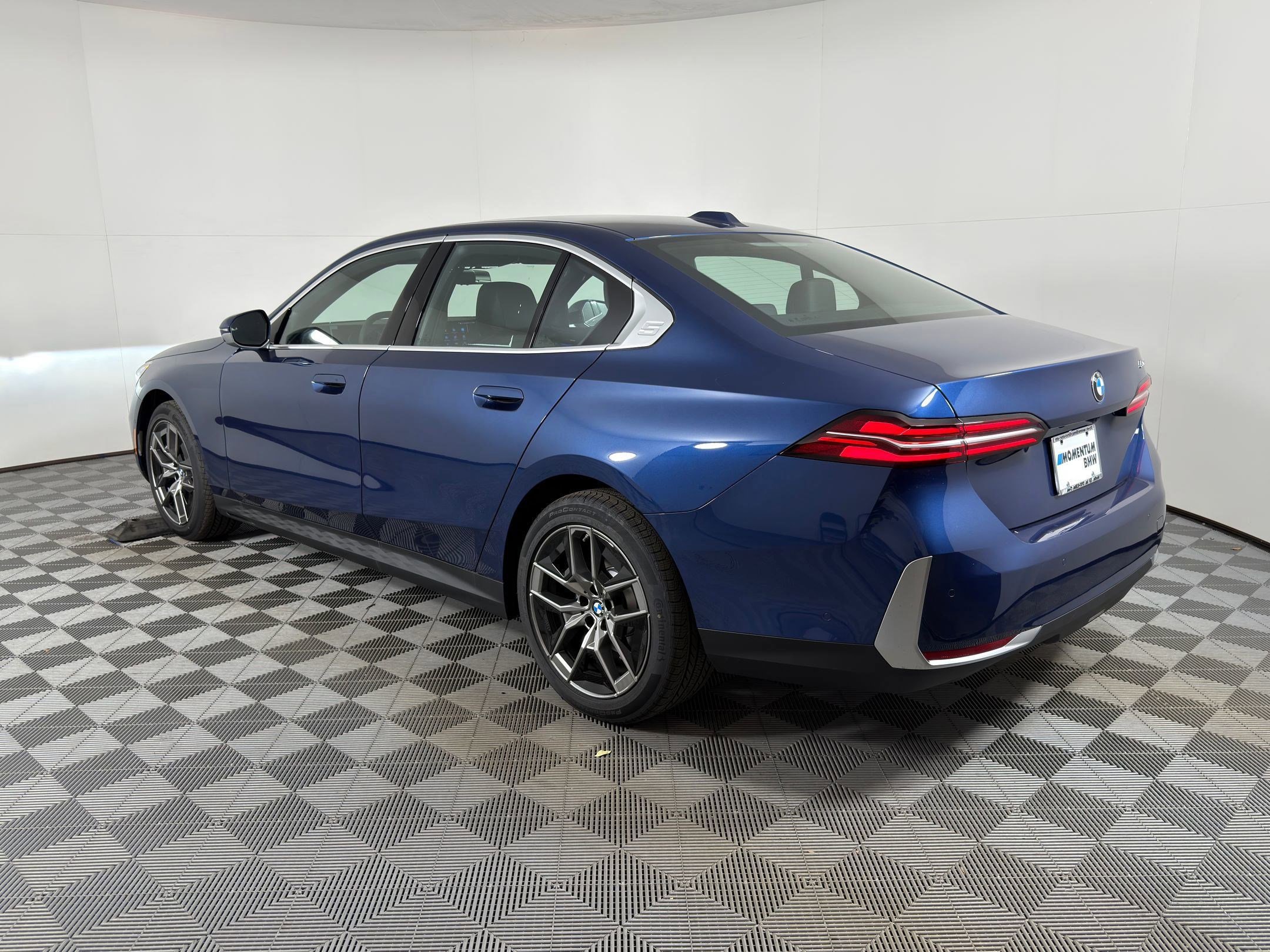 Used 2026 BMW 530i w/ Convenience Package RWD image 3
