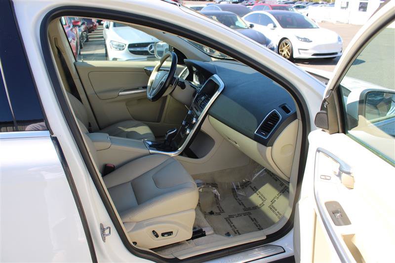 Used 2015 Volvo XC60 T6 w/ Proximity Package AWD/4WD image 10