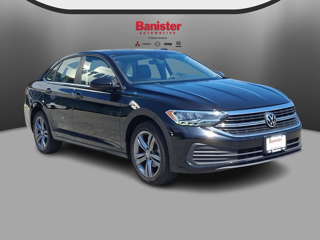 Used 2024 Volkswagen Jetta SE FWD image 3