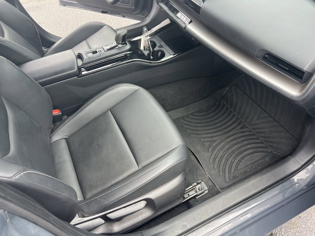 Used 2024 Toyota Prius XLE FWD image 34