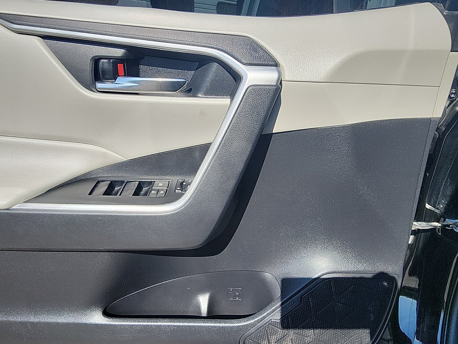 Used 2021 Toyota RAV4 XLE FWD image 15