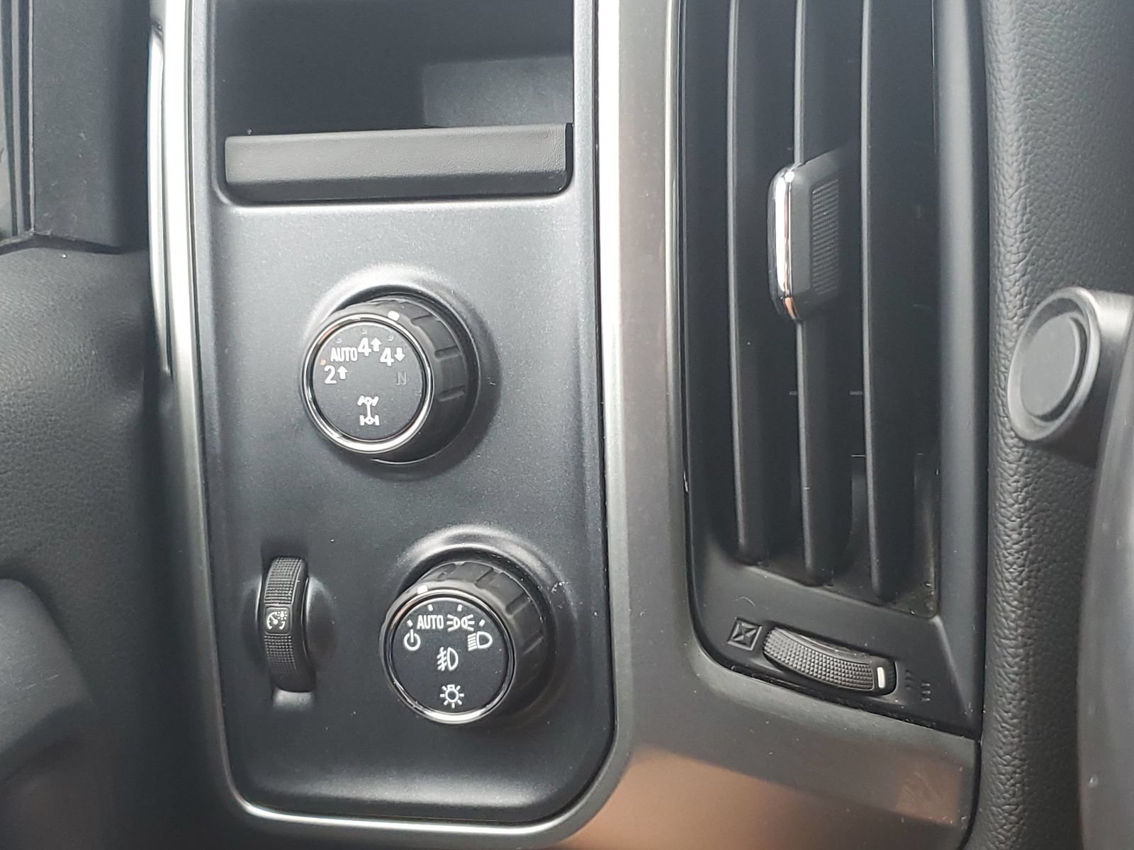 Used 2018 Chevrolet Silverado 1500 LT w/ All Star Edition AWD/4WD image 27
