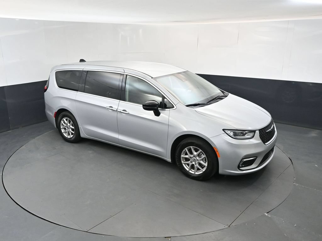 Used 2024 Chrysler Pacifica Touring-L FWD image 33