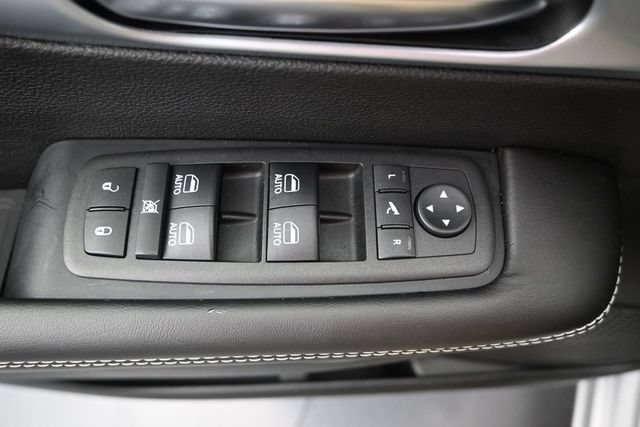 Used 2026 Chrysler Pacifica Limited FWD image 10