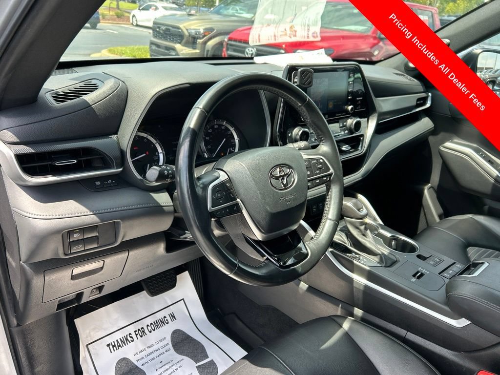 Used 2022 Toyota Highlander XSE FWD image 3