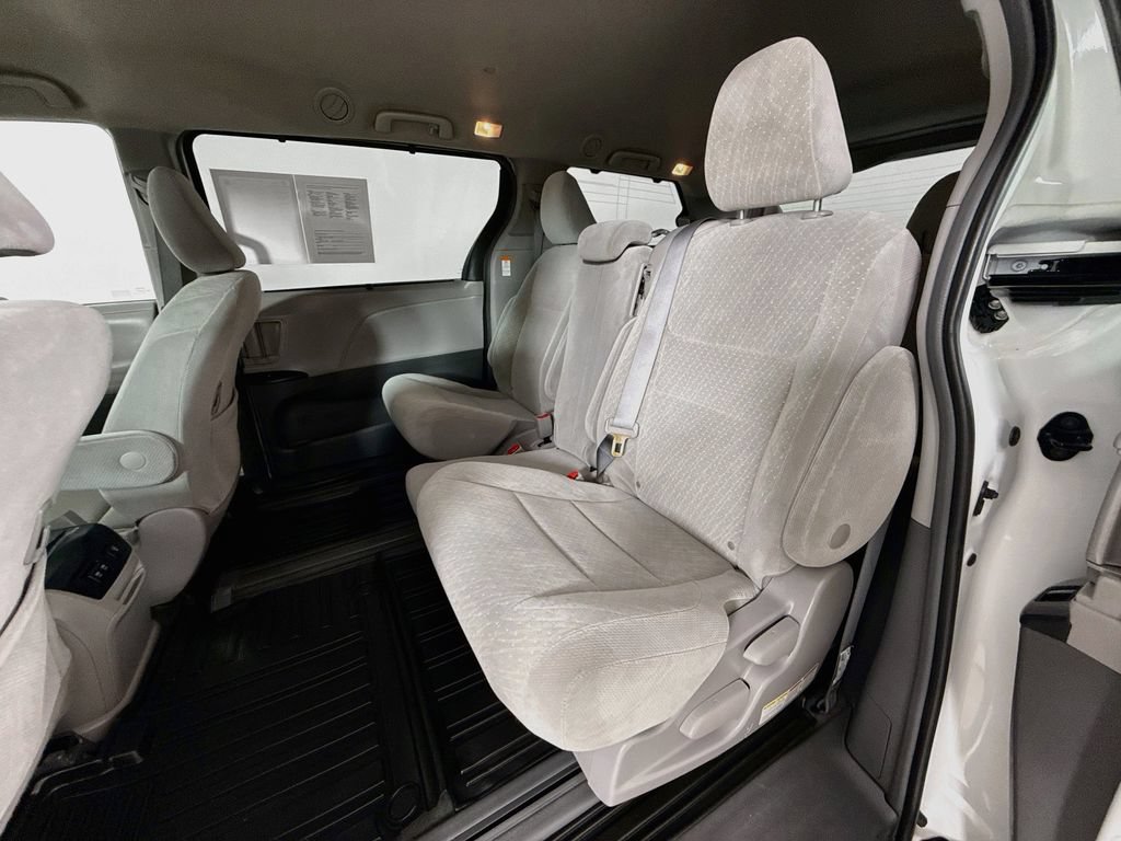 Certified 2018 Toyota Sienna LE FWD image 24