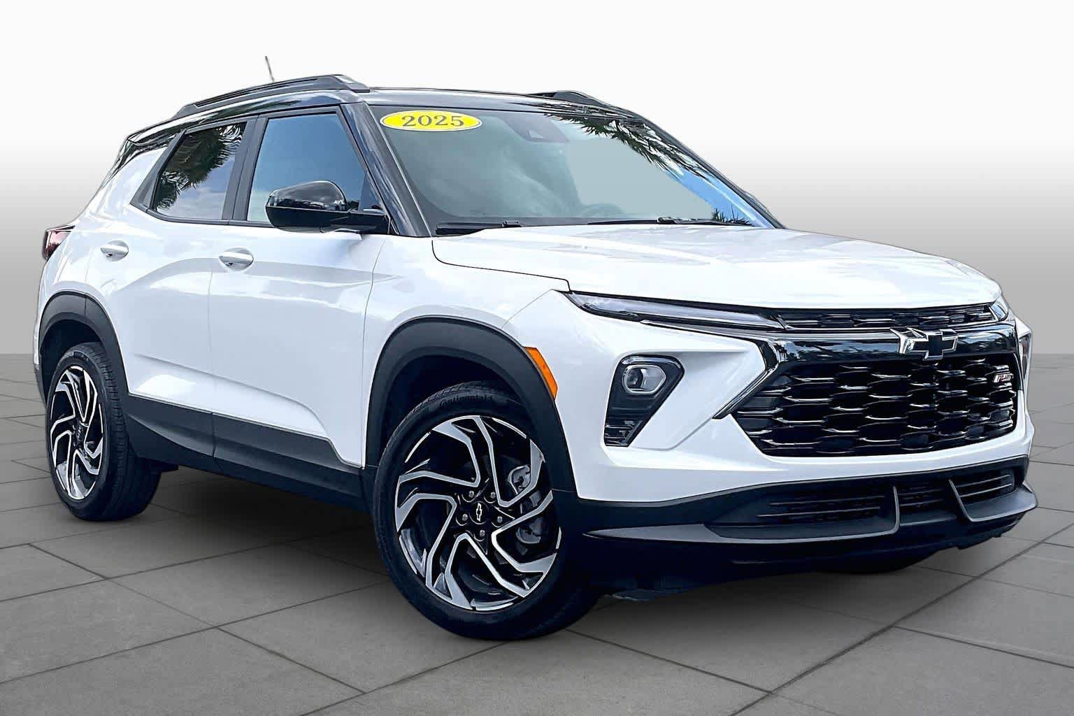 Used 2025 Chevrolet TrailBlazer RS w/ Convenience Package FWD image 3