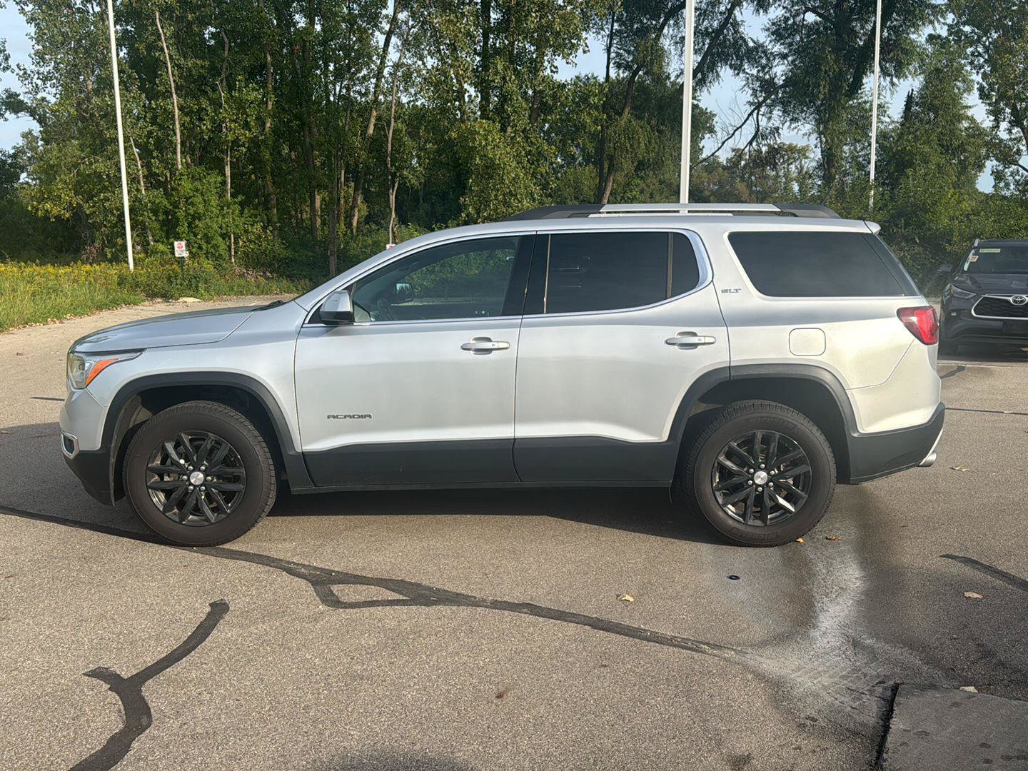 Used 2019 GMC Acadia SLT AWD/4WD image 2