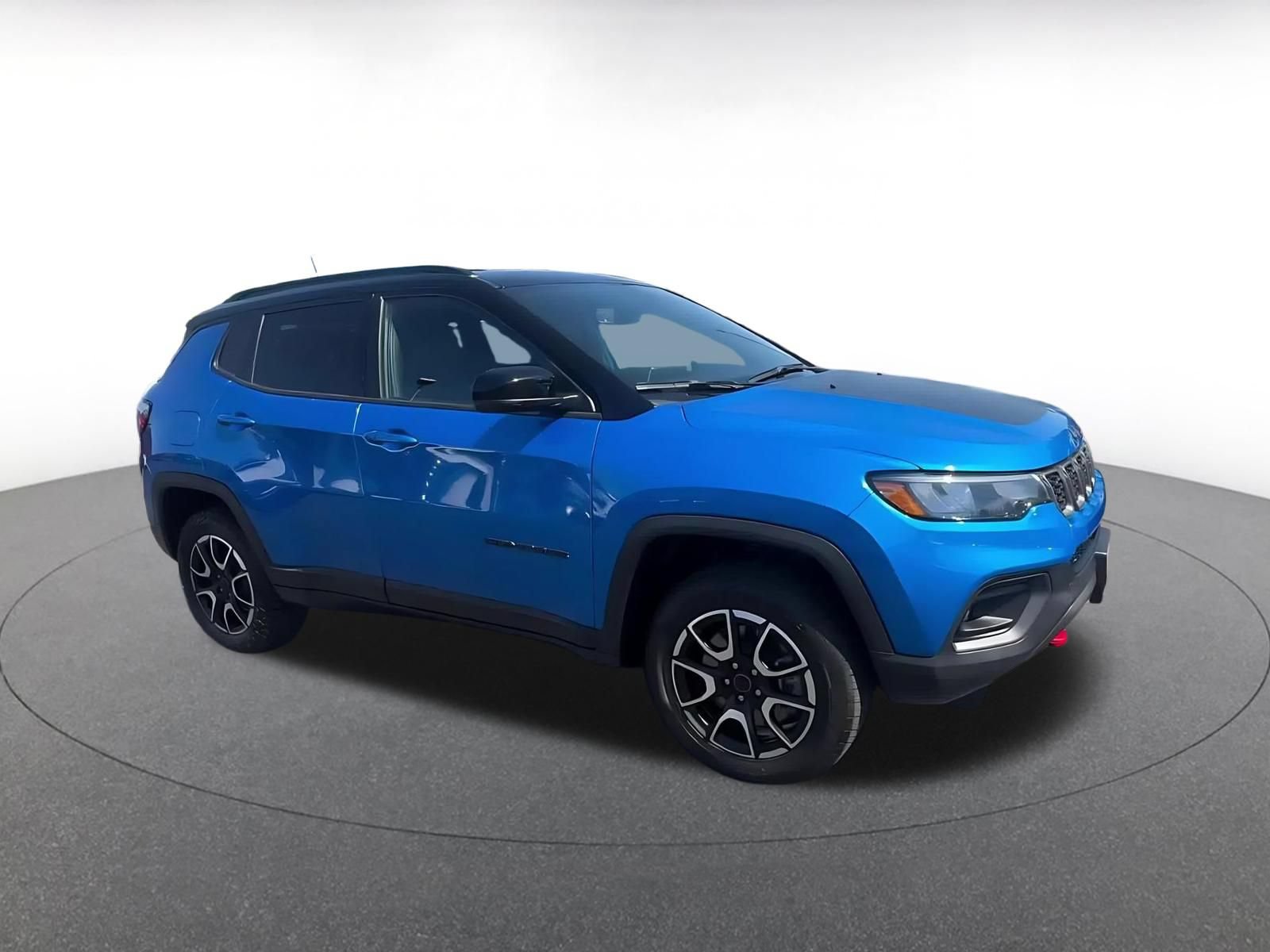 Used 2025 Jeep Compass Trailhawk AWD/4WD image 2